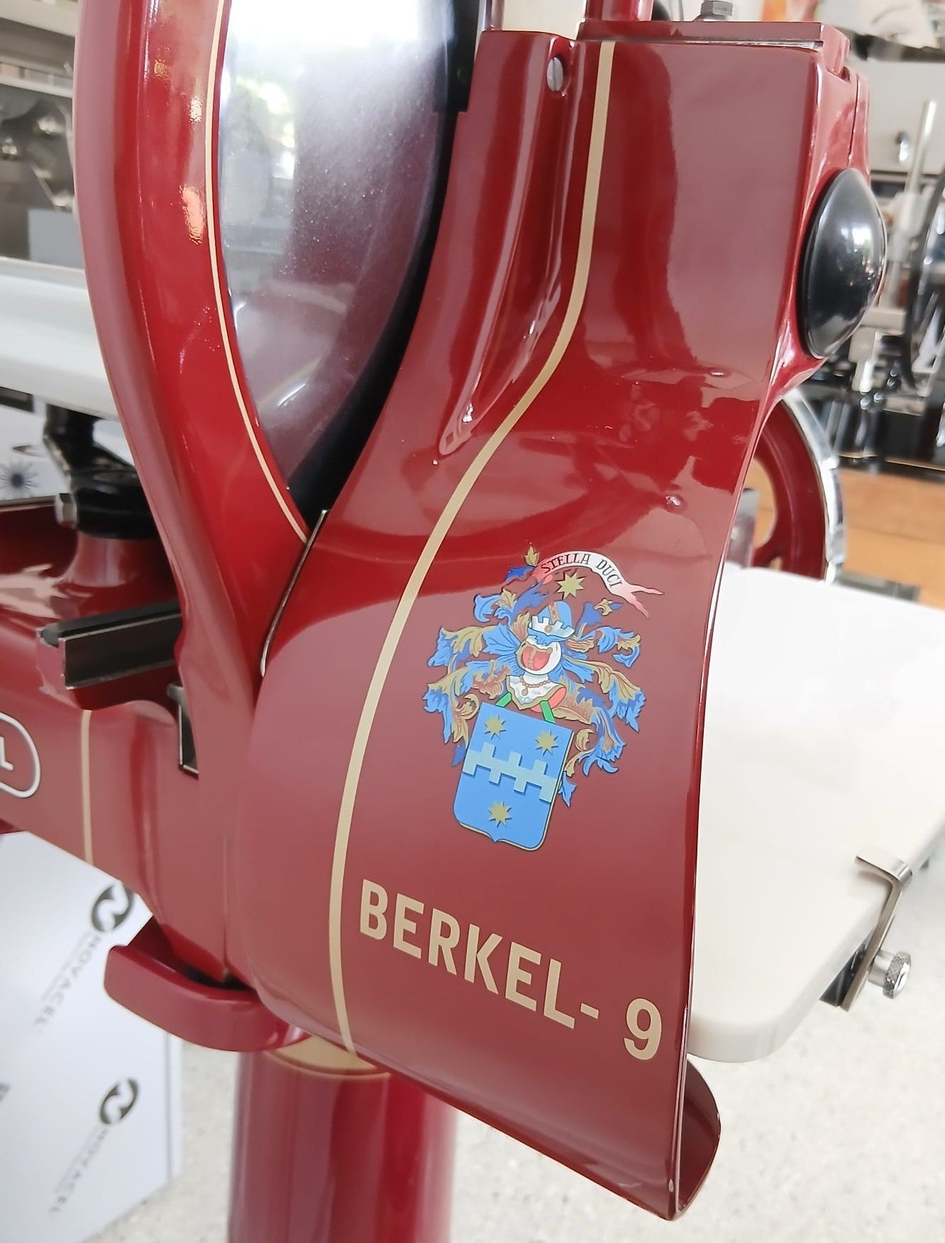 Van Berkel Modell 9 – Ein ikonisches Meisterwerk aus Rotterdam mit originalem Standfuß (Baujahr um 1930)