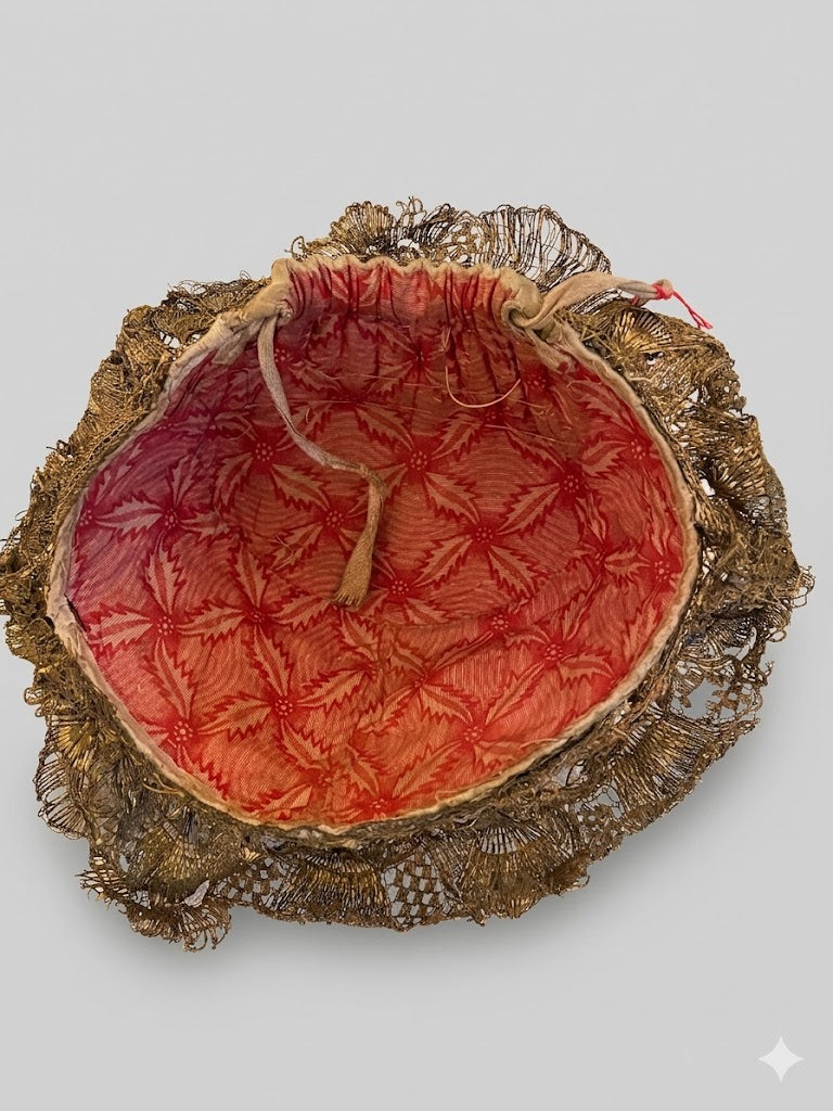 Biedermeier Goldhaube – Handgestickte Kostbarkeit um 1880