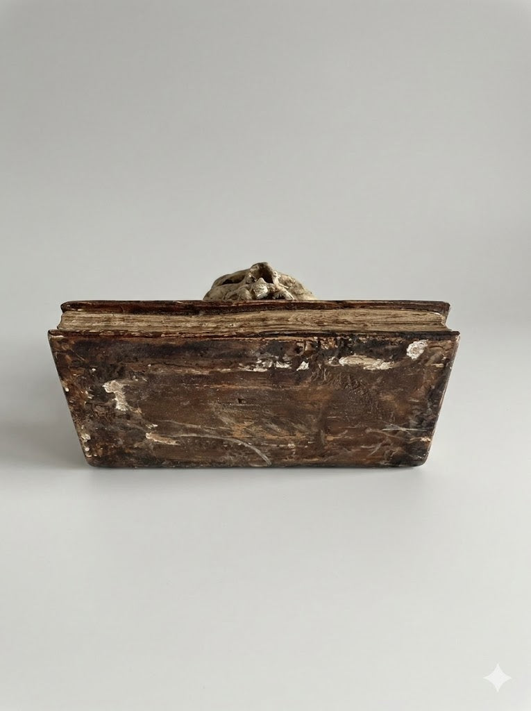 Geschnitzter Totenkopf auf dem Buch des Lebens (um 1850)
