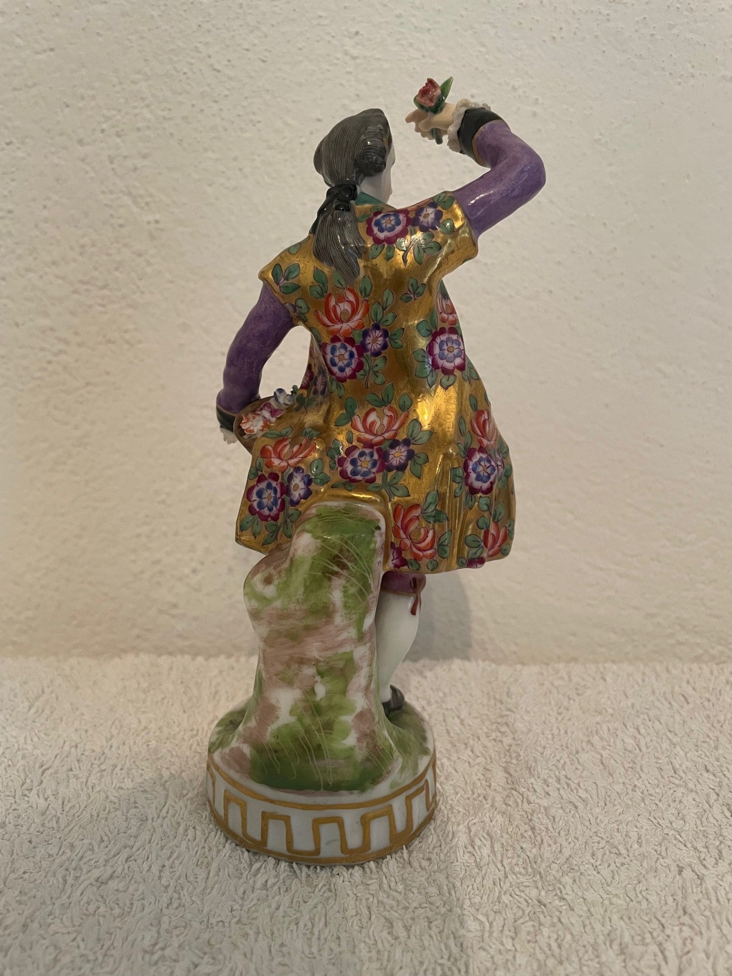 Meissen Prunkfigur: „Kavalier mit Blumen“