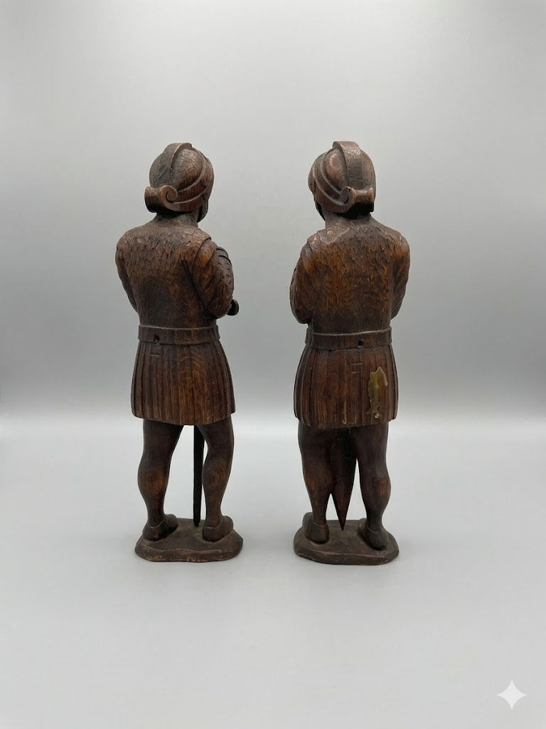 Paar antike Ritterfiguren aus Eichenholz – Handgeschnitzt um 1900