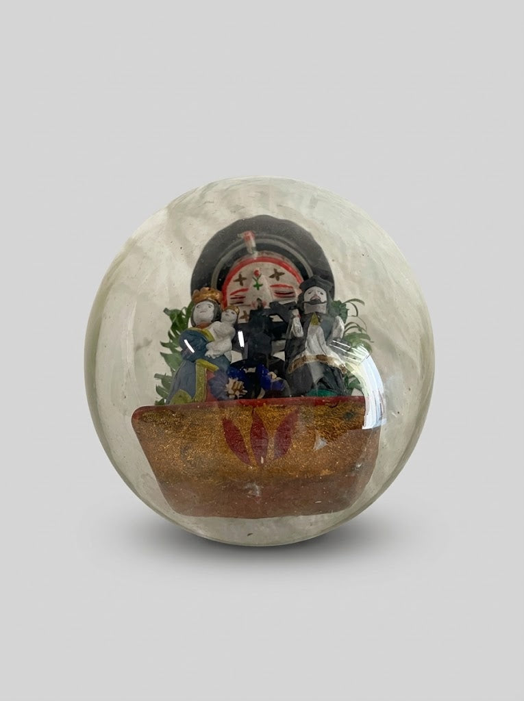 Antiker Suppenbrunzer mit Kreuzigungsszene & Heiligenfiguren – Sakrale Glaskugel (Um 1900)