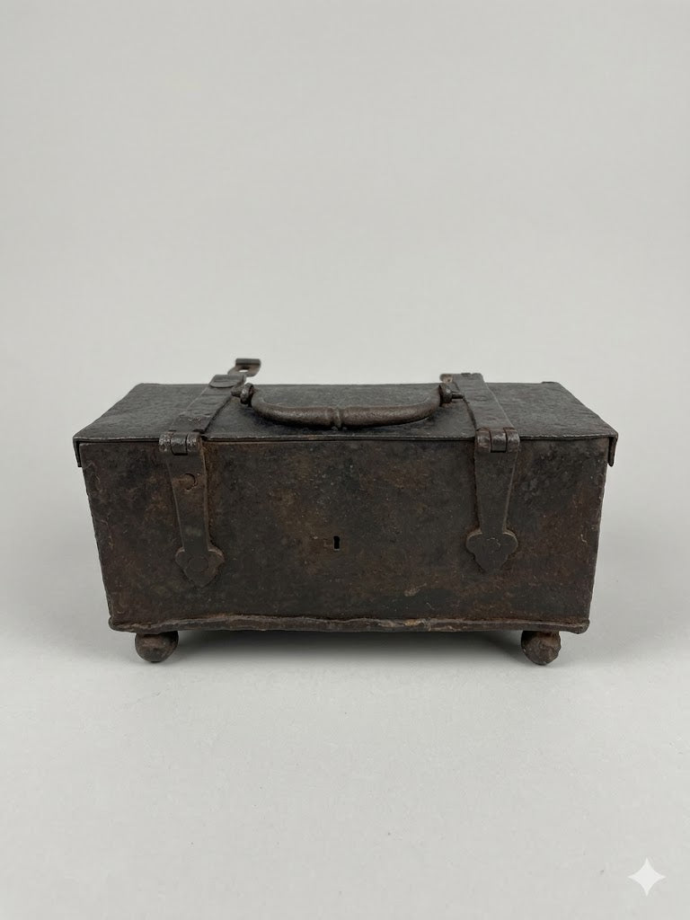 Epochenwende in Eisen: Zierliche Truhe (um 1500)