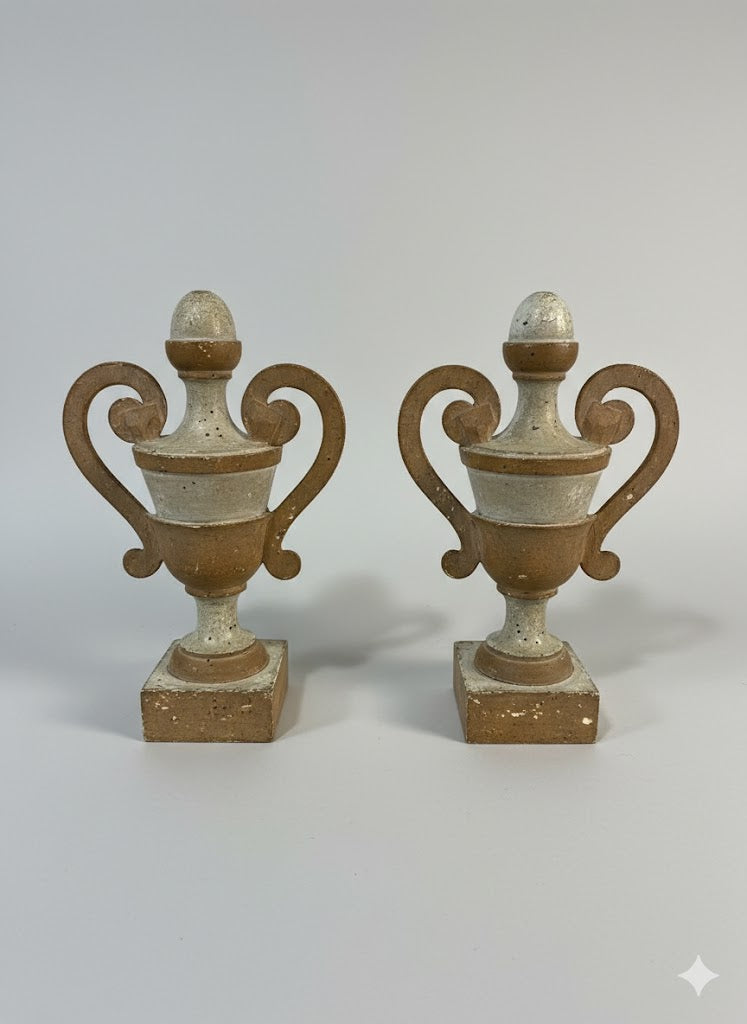 Paar Altarvasen in Weiß-Gold (um 1800)