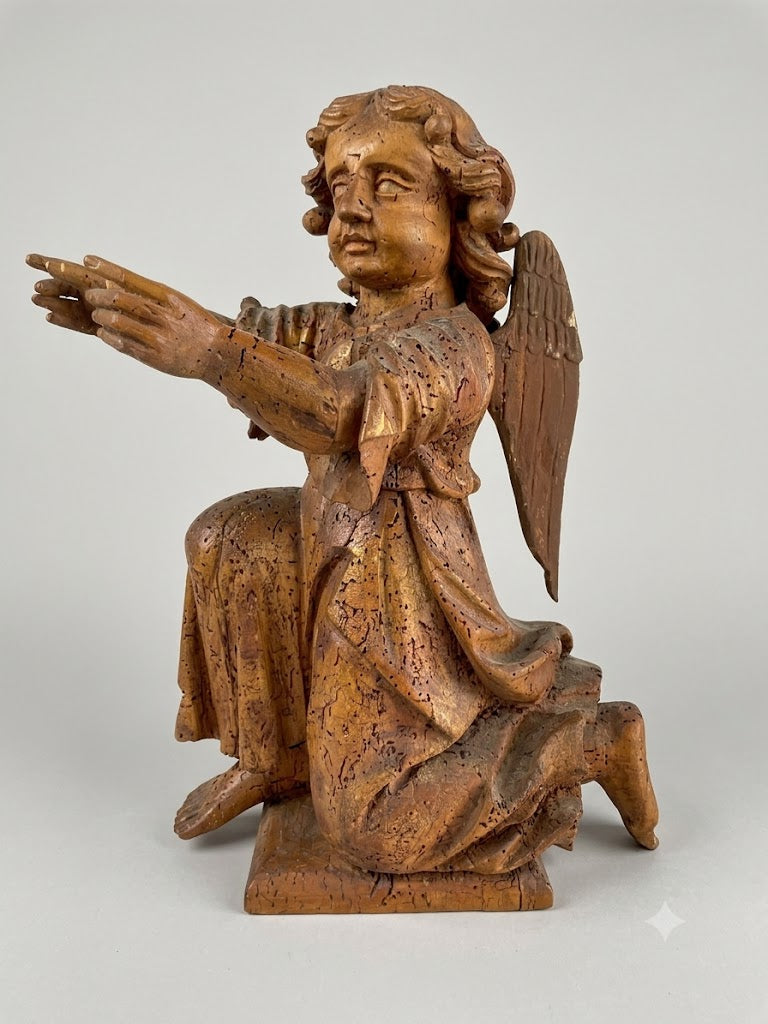 Bedeutender barocker Engel – Kniende Engelsfigur aus Lindenholz (um 1700)