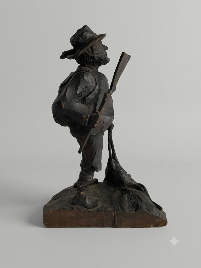 Urige Holzschnitzerei: „Wilderer mit erlegter Gams“ aus dem Salzkammergut (um 1850)
