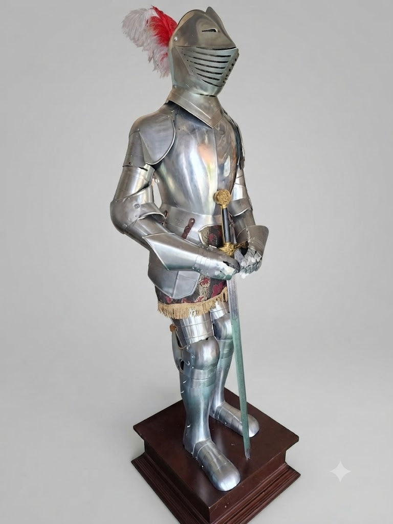 Eindrucksvolle Ritterrüstung „Modell Adalbert“ von Kunibert – inkl. Excalibur-Schwert & Holzsockel (ca. 1,95 m)
