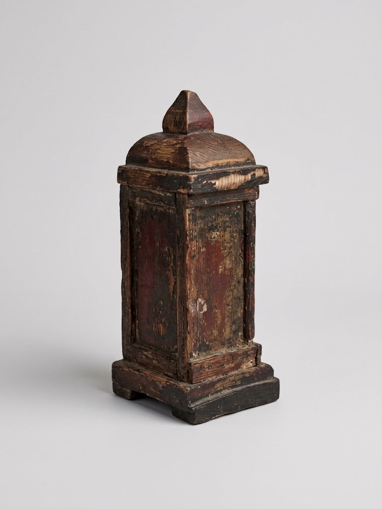 Miniatur-Beinhaus (Ossuarium) mit 6 Totenschädeln – Um 1850