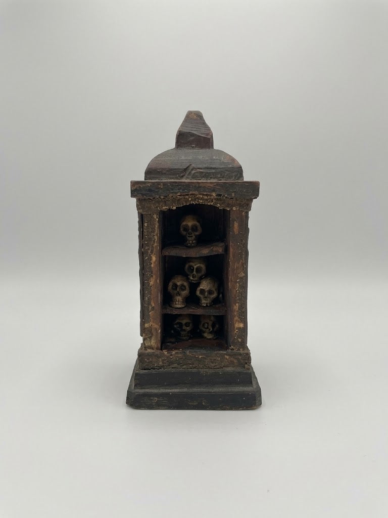 Miniatur-Beinhaus (Ossuarium) mit 6 Totenschädeln – Um 1850