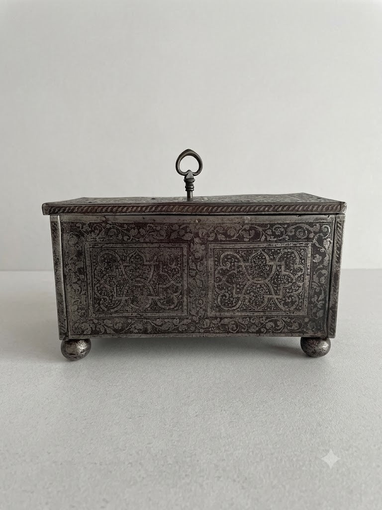 Museale Nürnberger Eisenkiste (Minikästchen) – um 1580