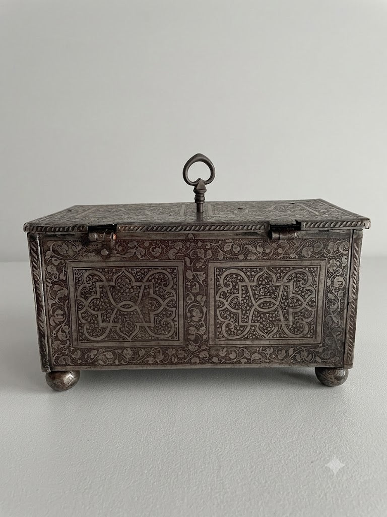 Museale Nürnberger Eisenkiste (Minikästchen) – um 1580