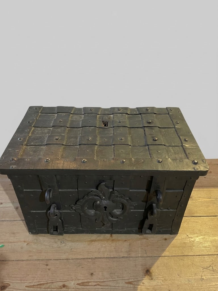 Historische Regimentskasse / Kriegskasse (um 1750) – Eisenkassette mit Geheimfächern & Meisterwerk
