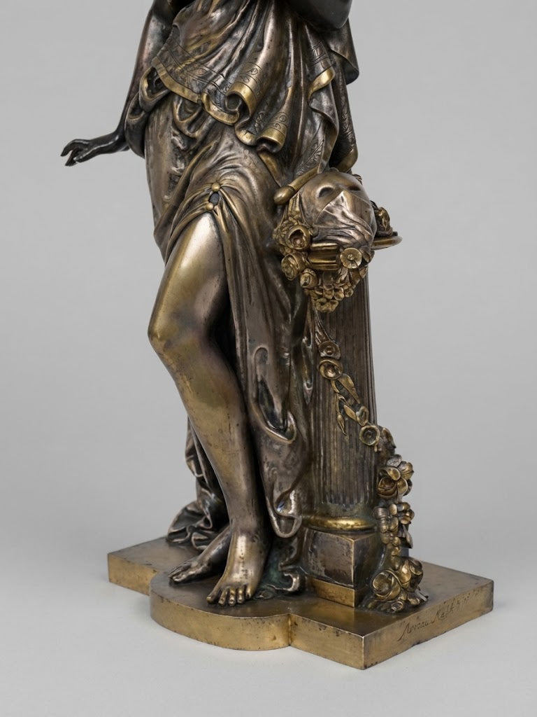 Meisterhafte französische Historismus-Bronzefigur: Junge Schönheit mit Handspiegel