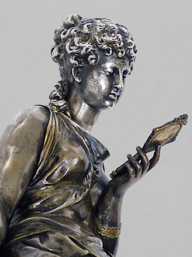 Meisterhafte französische Historismus-Bronzefigur: Junge Schönheit mit Handspiegel