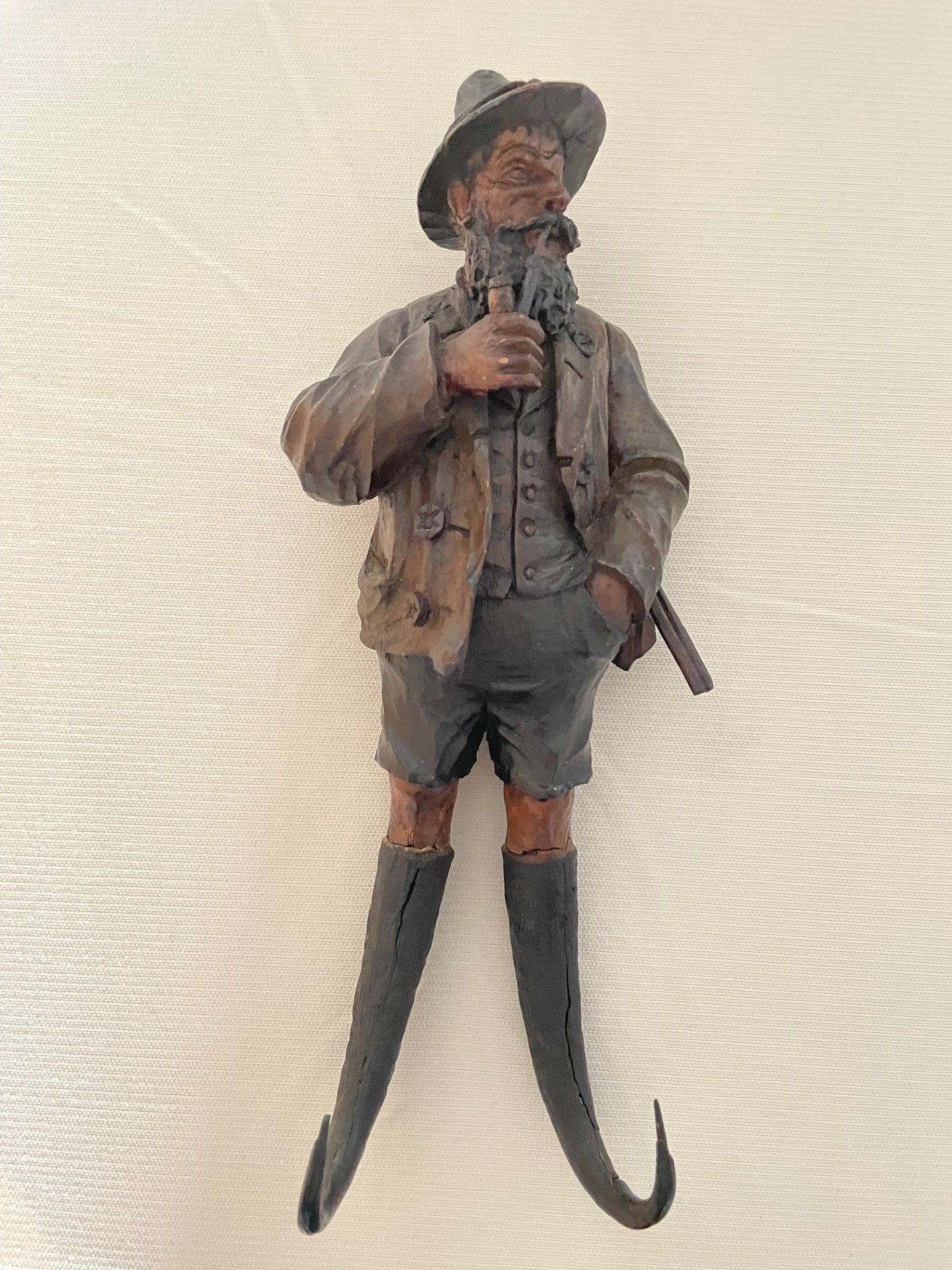 Gamsmandl in Ausseer Tracht mit Pfeife und Gewehr (um 1800)