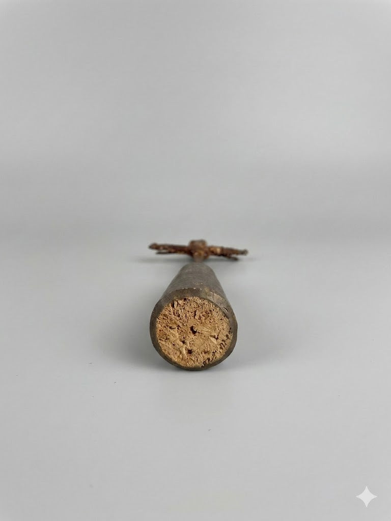 Museales Nagelschmiedkreuz um 1700 – Handgeschmiedet auf Holzsockel (12 cm)
