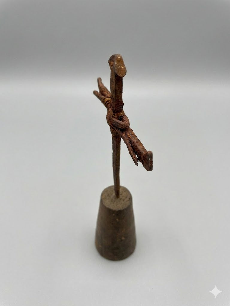 Museales Nagelschmiedkreuz um 1700 – Handgeschmiedet auf Holzsockel (12 cm)