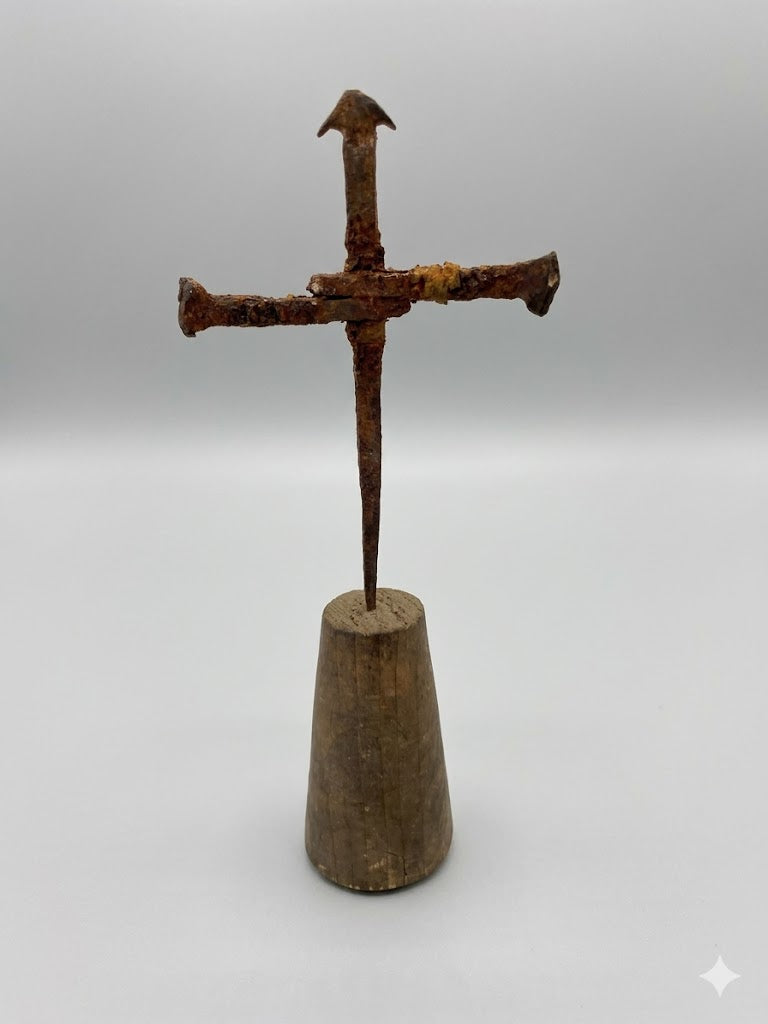 Museales Nagelschmiedkreuz um 1700 – Handgeschmiedet auf Holzsockel (12 cm)