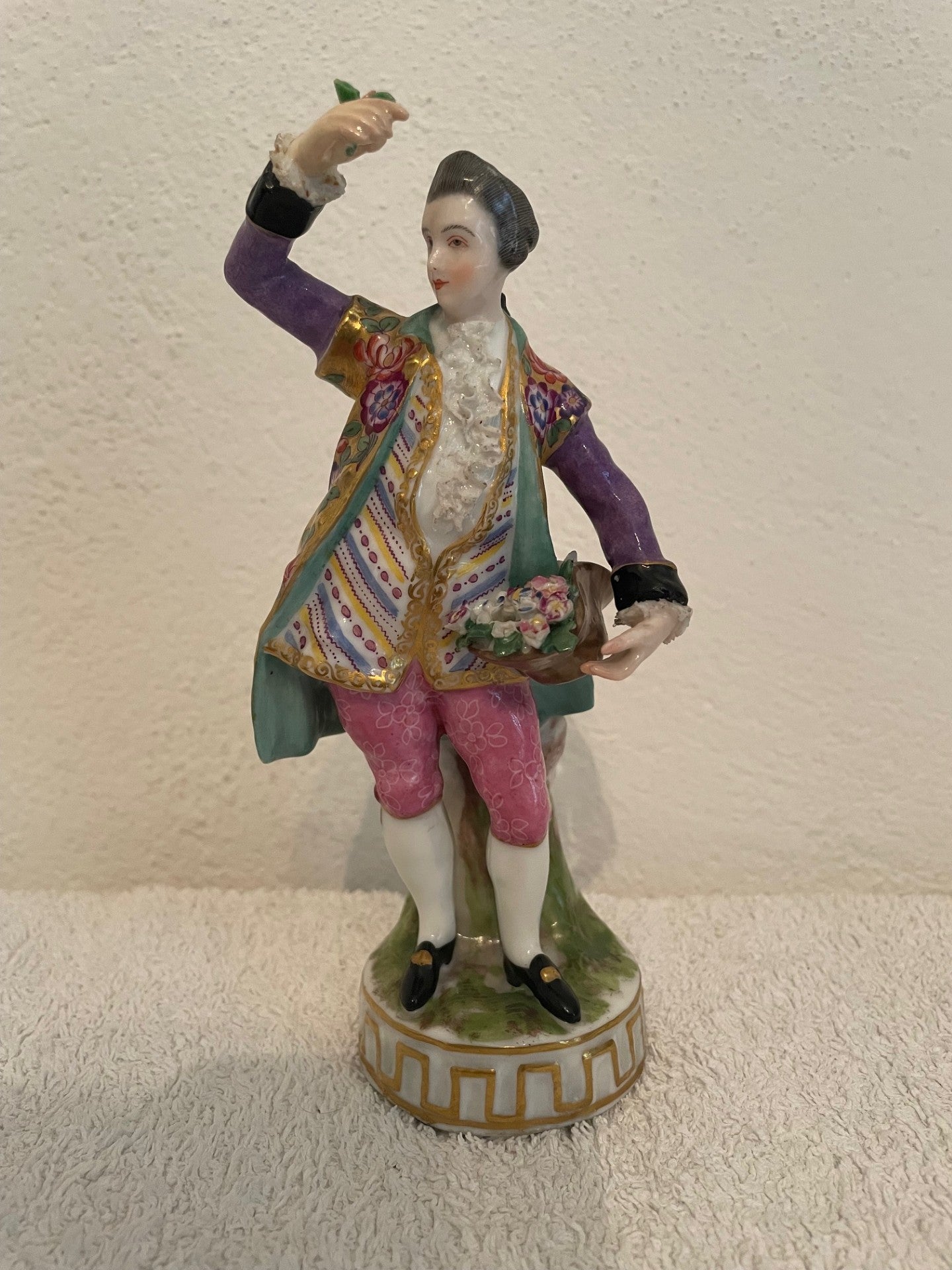 Meissen Prunkfigur: „Kavalier mit Blumen“