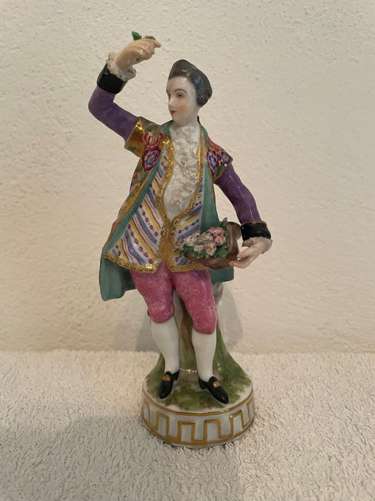 Meissen Prunkfigur: „Kavalier mit Blumen“