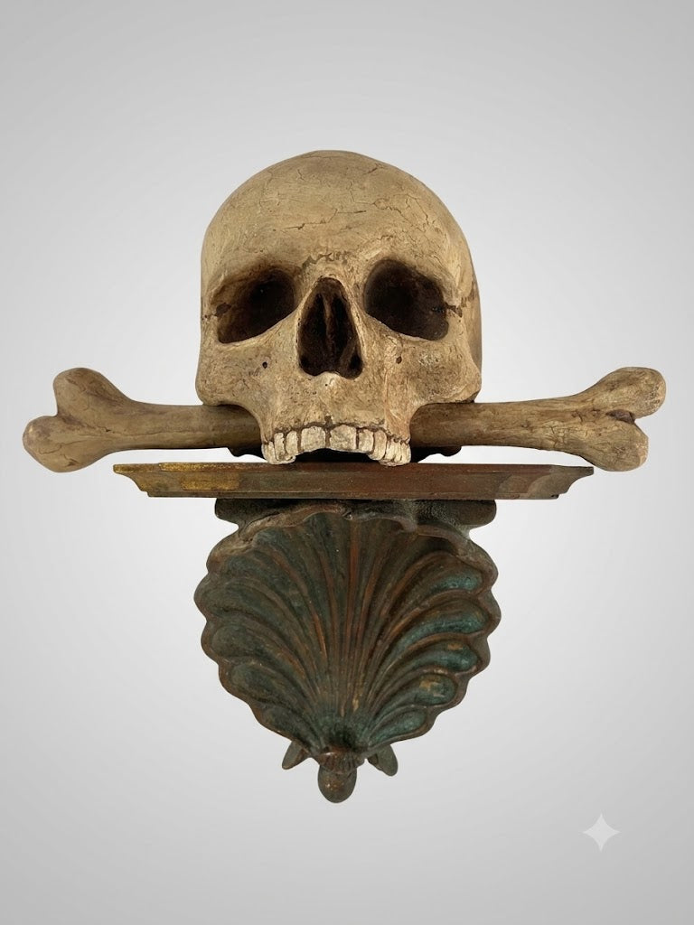 Memento Mori Totenkopf mit gekreuzten Knochen auf originaler Wandkonsole – Tirol, um 1800