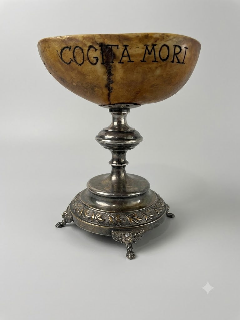 Museales Memento Mori: Trinkbecher / Schwurschale auf Prunkfuß (um 1800)
