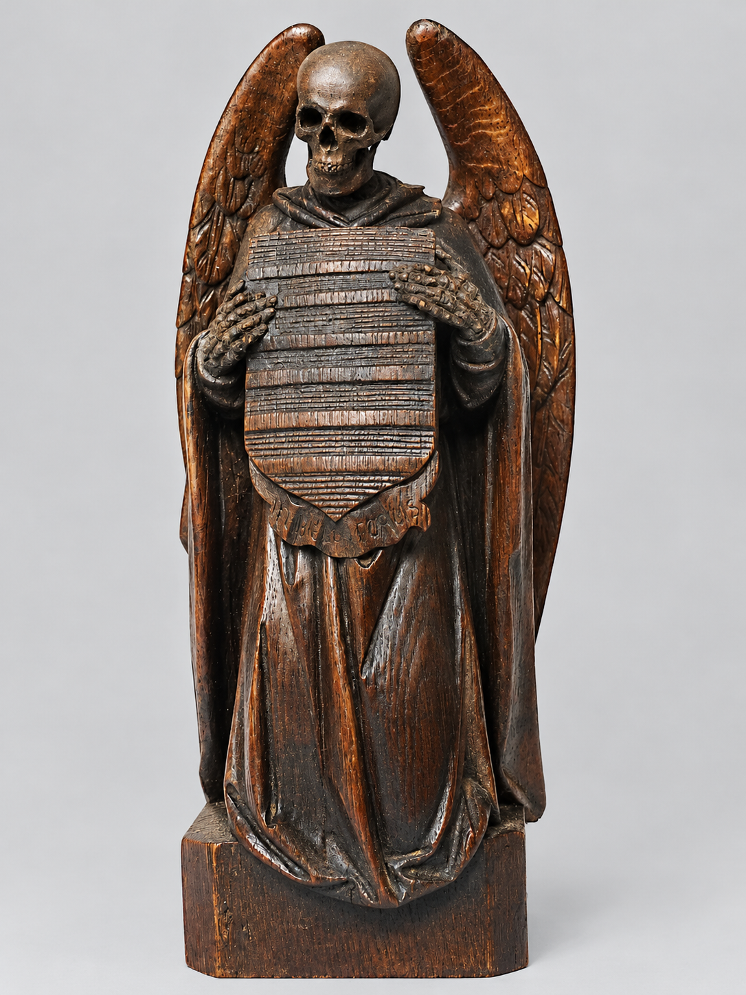 Seltenes Paar geschnitzte Todesengel / Memento-Mori-Figuren mit Wappenschildern (19. Jahrhundert)