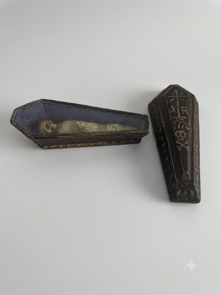 Seltenes Memento Mori „Tödlein“ im Sarg – Südtirol um 1770