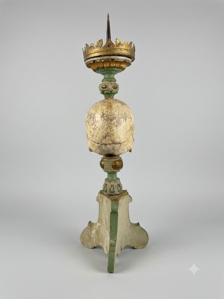 Seltenes Memento Mori: Josefinischer Totenkopfleuchter um 1700 – Holz geschnitzt & gefasst (61 cm)