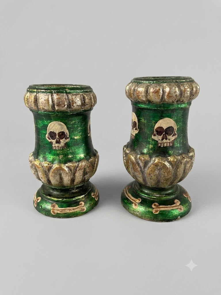 Seltenes Paar Memento Mori Trinkbecher / Kelche – Polychrom gefasst (um 1800)