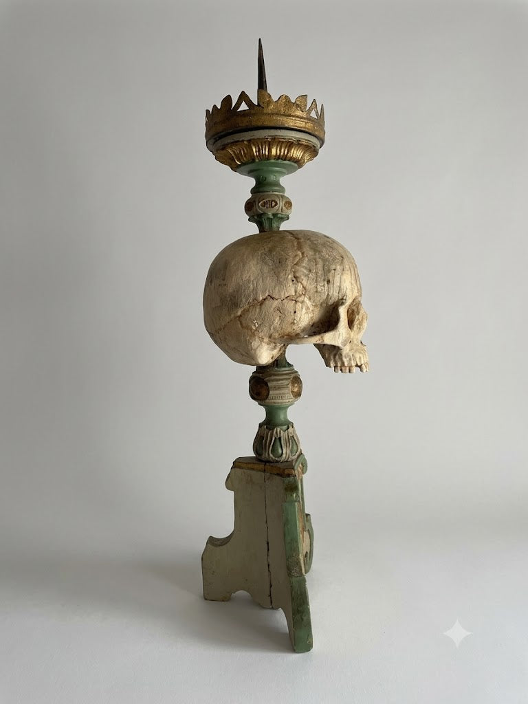 Seltenes Memento Mori: Josefinischer Totenkopfleuchter um 1700 – Holz geschnitzt & gefasst (61 cm)