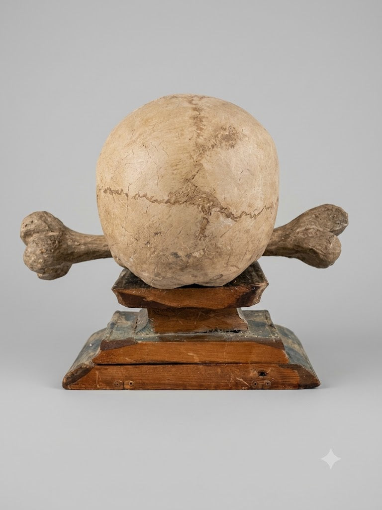 Memento Mori – Geschnitzter Totenkopf mit gekreuzten Knochen auf Podest (um 1800)