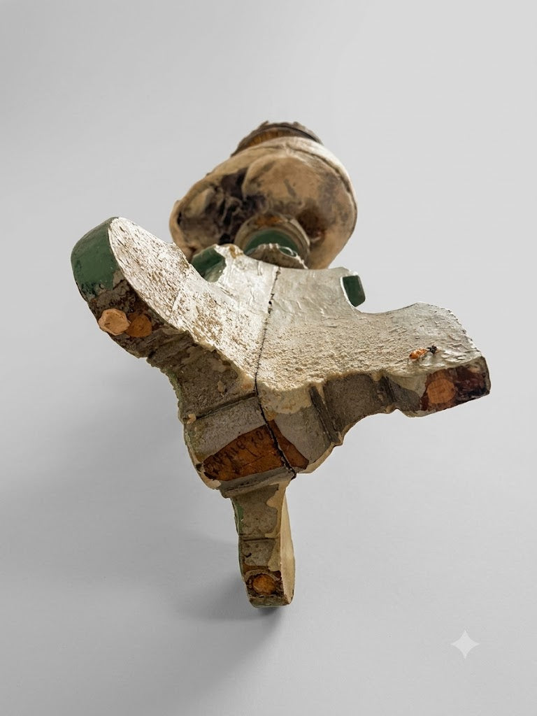 Seltenes Memento Mori: Josefinischer Totenkopfleuchter um 1700 – Holz geschnitzt & gefasst (61 cm)