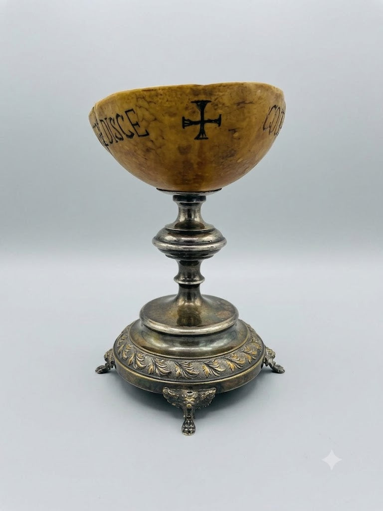 Museales Memento Mori: Trinkbecher / Schwurschale auf Prunkfuß (um 1800)