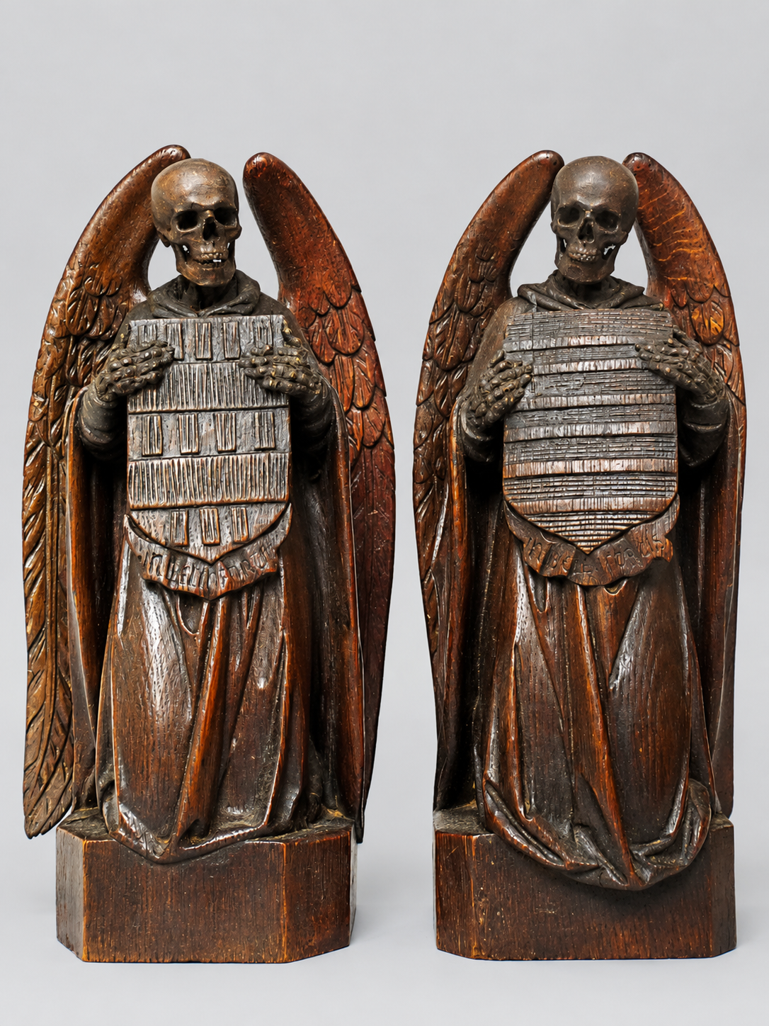 Seltenes Paar geschnitzte Todesengel / Memento-Mori-Figuren mit Wappenschildern (19. Jahrhundert)