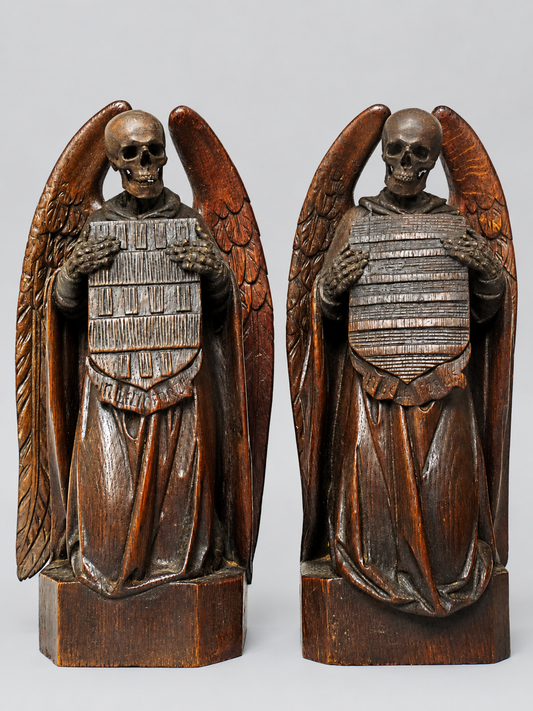 Seltenes Paar geschnitzte Todesengel / Memento-Mori-Figuren mit Wappenschildern (19. Jahrhundert)