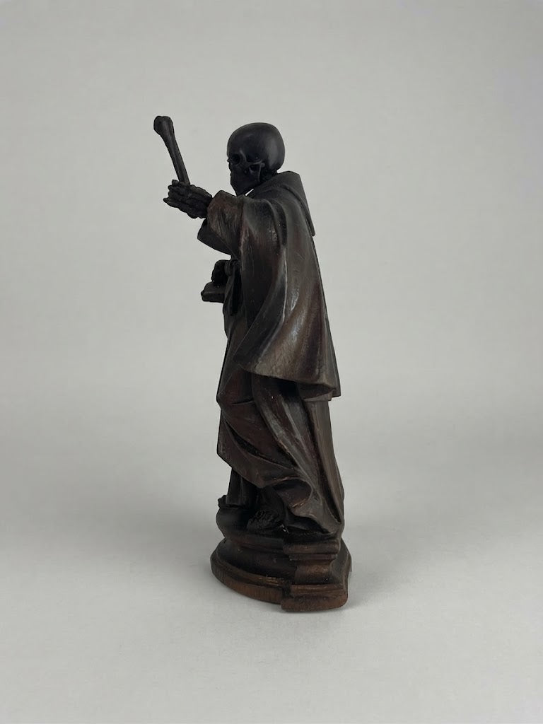 „Gevater Tod mit Knochen und Buch“ – Meisterhafte Memento-Mori-Skulptur