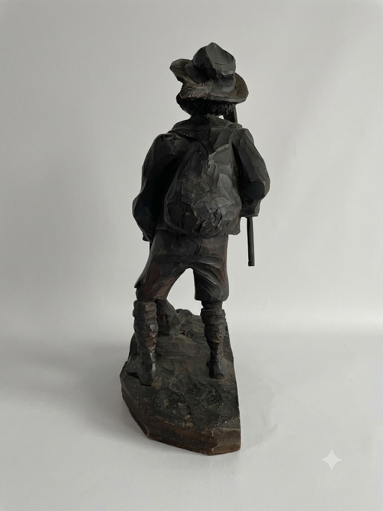 Urige Holzschnitzerei: „Wilderer mit erlegter Gams“ aus dem Salzkammergut (um 1850)