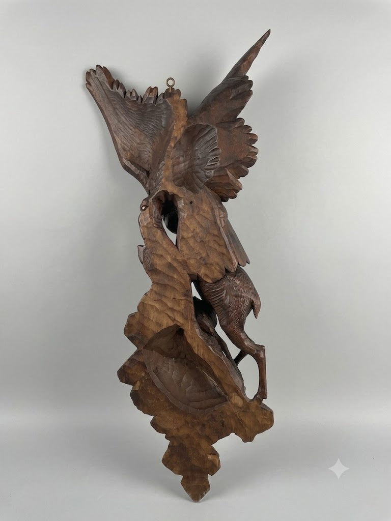 Große Brienzer Schnitzerei aus Lindenholz: Steinadler mit Gams und  Kitz (um 1900)