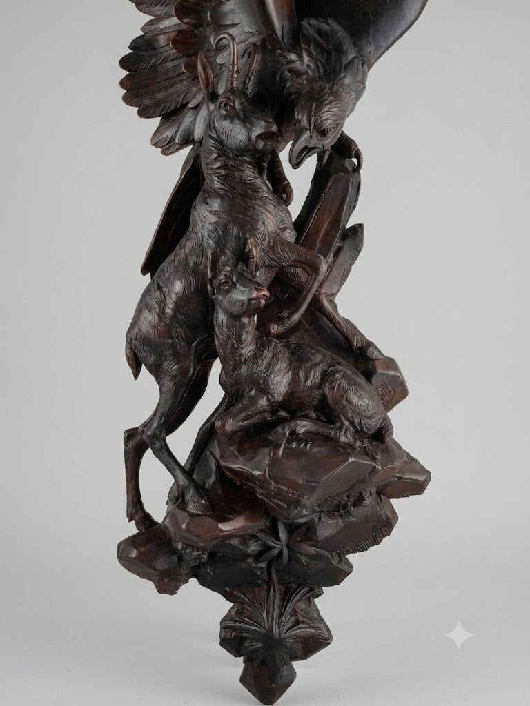 Große Brienzer Schnitzerei aus Lindenholz: Steinadler mit Gams und  Kitz (um 1900)