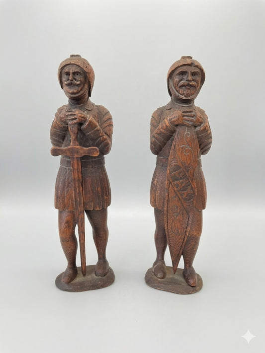 Paar antike Ritterfiguren aus Eichenholz – Handgeschnitzt um 1900