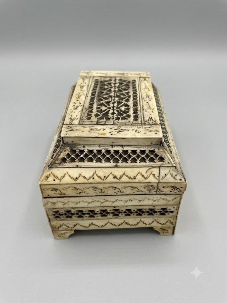 Seltene russische Beinschatulle / Schatulle mit Beinauflagen & Gravuren (um 1750)