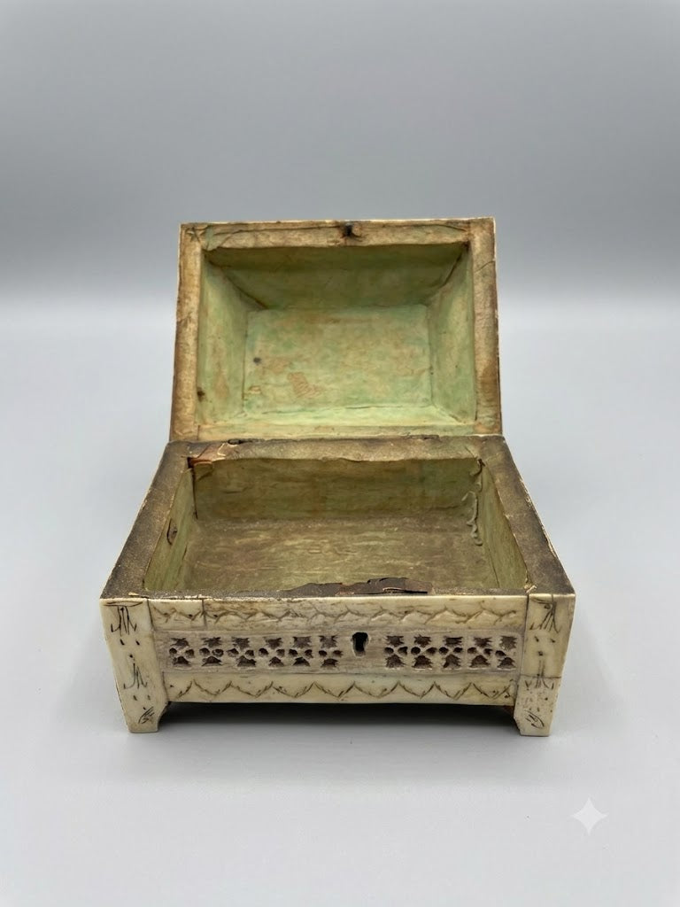 Seltene russische Beinschatulle / Schatulle mit Beinauflagen & Gravuren (um 1750)