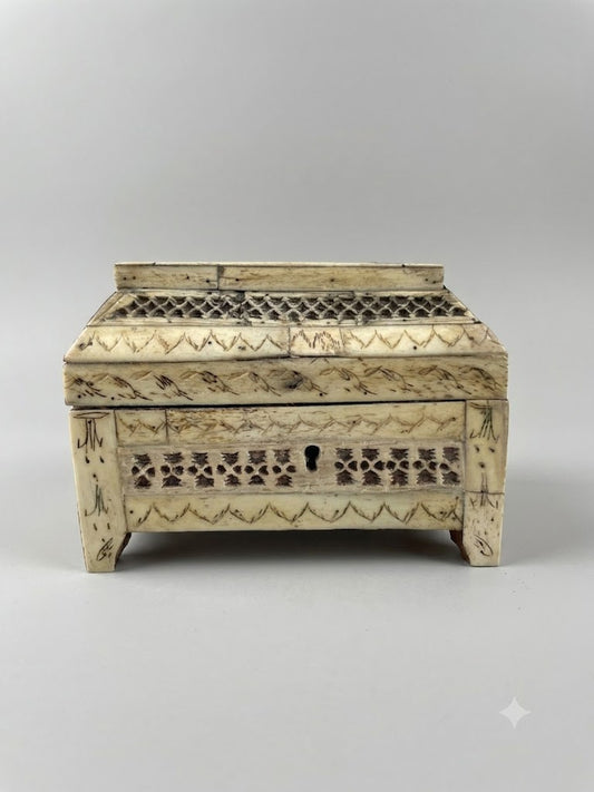 Seltene russische Beinschatulle / Schatulle mit Beinauflagen & Gravuren (um 1750)