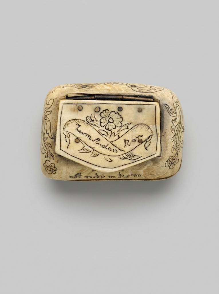Biedermeier Schnupftabakdose aus Horn mit feinen Ritzgravuren (um 1850)