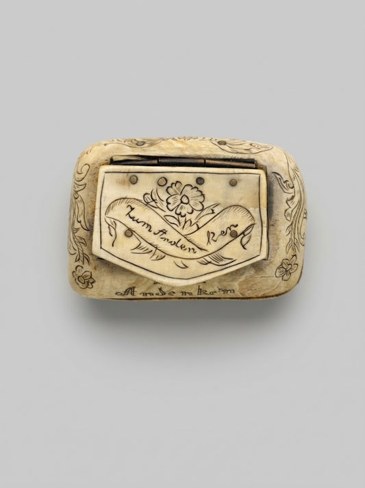 Biedermeier Schnupftabakdose aus Horn mit feinen Ritzgravuren (um 1850)