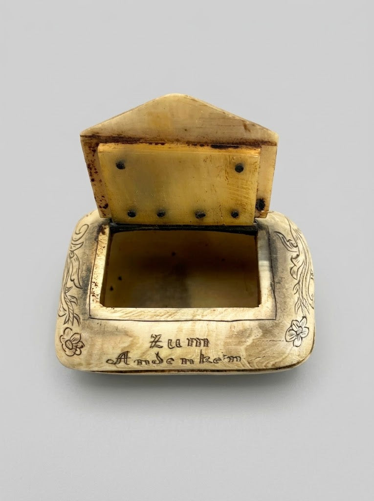 Biedermeier Schnupftabakdose aus Horn mit feinen Ritzgravuren (um 1850)