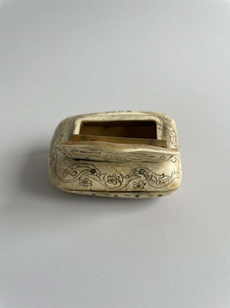 Biedermeier Schnupftabakdose aus Horn mit feinen Ritzgravuren (um 1850)