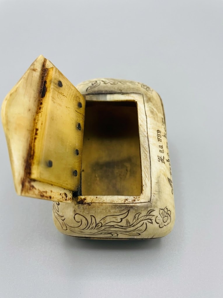 Biedermeier Schnupftabakdose aus Horn mit feinen Ritzgravuren (um 1850)