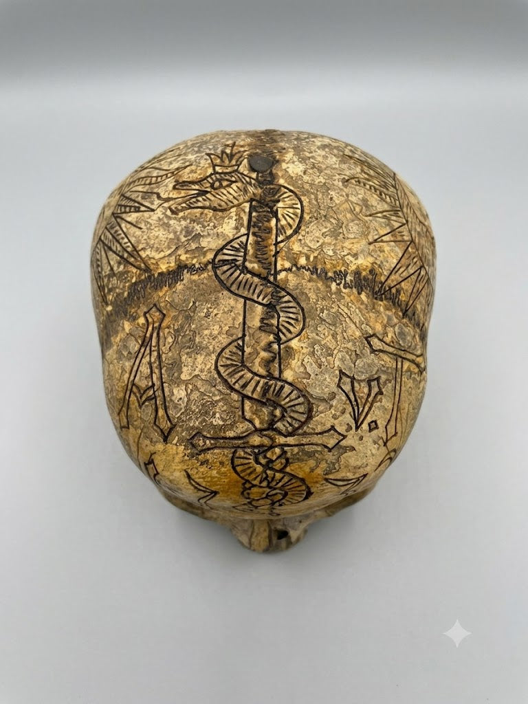 Rarität des Barock: Historischer Memento Mori Schwurkopf (1732) – Fein graviert mit Sonne, Mond, Schwert & Schlange (Höhe: 36 cm)